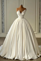 Hermoso vestido de novia largo de satén estilo princesa, corte A, color marfil y con perlas.
