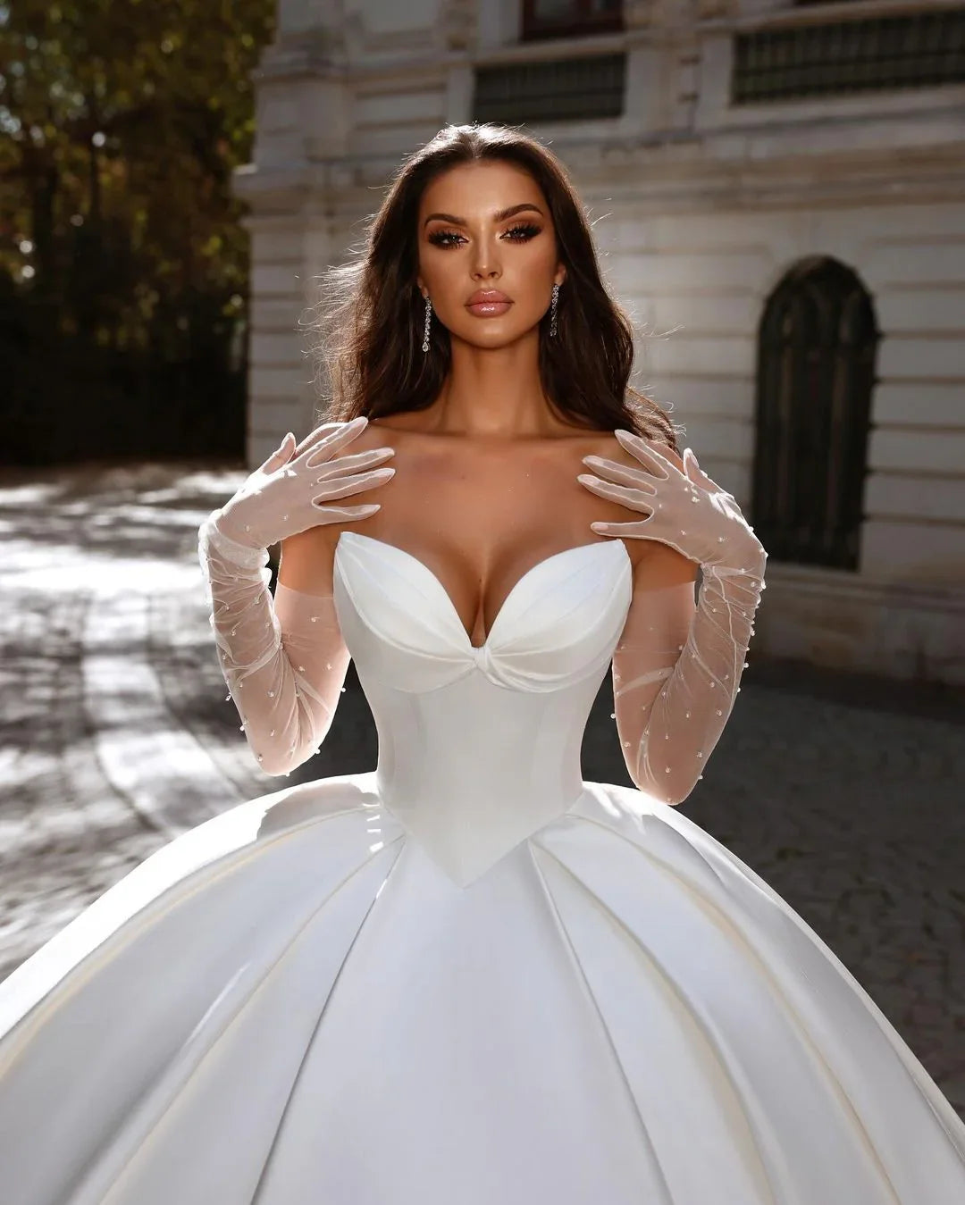 Wunderschönes langes ärmelloses A-Linien-Brautkleid aus Satin