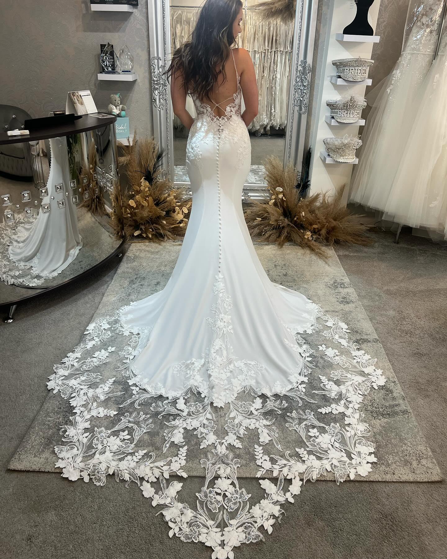 Wunderschöne ärmellose Brautkleider aus Paillettenspitze mit Spaghettiträgern im Meerjungfrauenstil