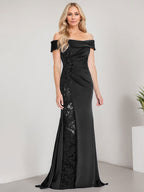 A-Linien-Kleid mit schulterfreiem bodenlangem Schnitt, Applikationen, Perlenstickerei, Meerjungfrauen-Stil und hohem Beinschlitz – perfekt für die Mutter der Braut. 