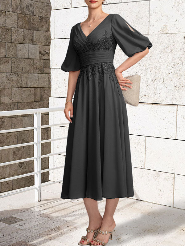 A-Linien-Kleid aus Chiffon mit V-Ausschnitt und Teelänge für die Mutter der Braut mit Falten