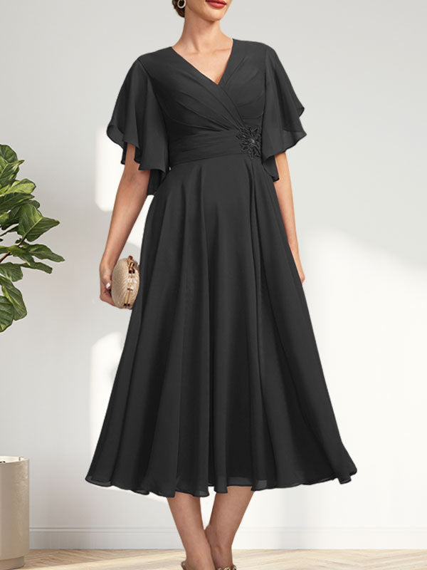 A-Linien-Chiffonkleid mit V-Ausschnitt, Teelänge und plissierter Perlenstickerei für die Mutter der Braut