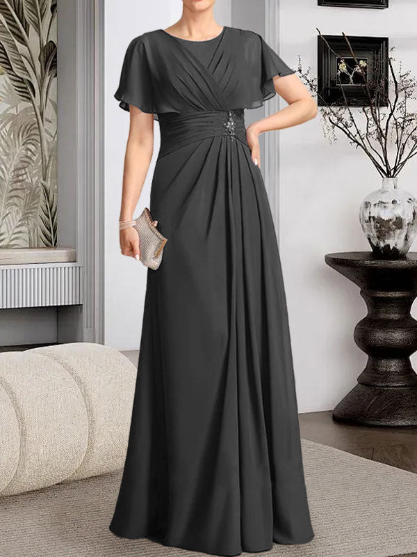 A-Linien-Kleid aus Chiffon mit Rundhalsausschnitt und bodenlanger Verarbeitung, verziert mit plissierten Perlen.