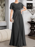 A-Linien-Kleid aus Chiffon mit Rundhalsausschnitt und bodenlanger Verarbeitung, verziert mit plissierten Perlen.