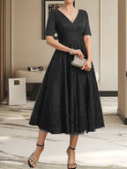 A-Linien-Kleid mit V-Ausschnitt, Teelänge, Tüllspitze und Falten für die Mutter der Braut