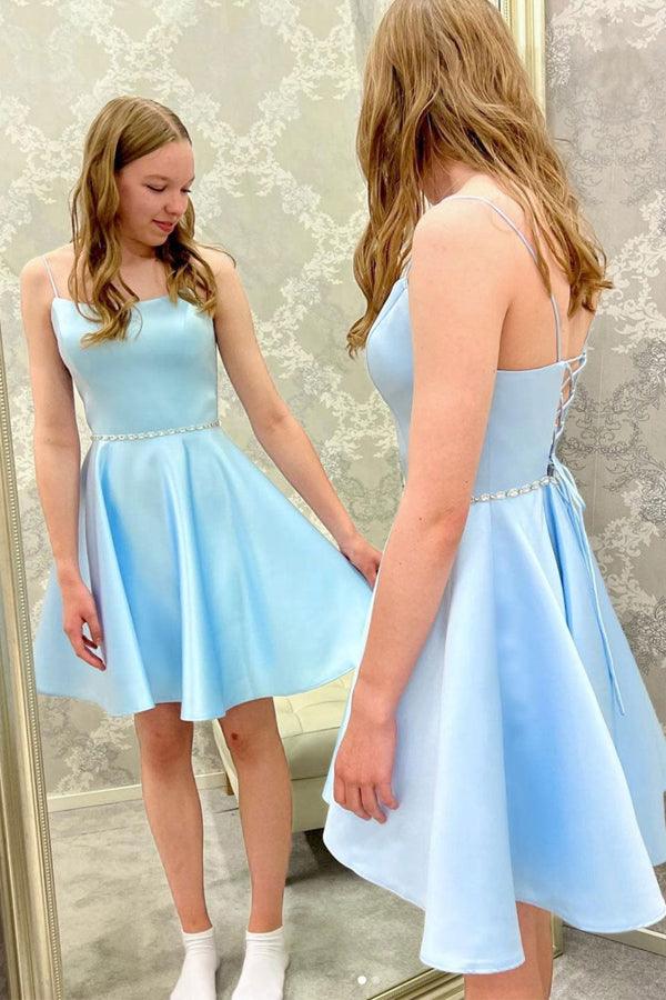Vestido corto de satén con abalorios para baile de graduación o de bienvenida azul