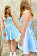 Vestido corto de satén con abalorios para baile de graduación o de bienvenida azul