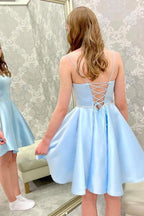 Vestido corto de satén con abalorios para baile de graduación o de bienvenida azul