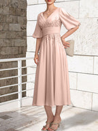 A-Linien-Kleid aus Chiffon mit V-Ausschnitt und Teelänge für die Mutter der Braut mit Falten