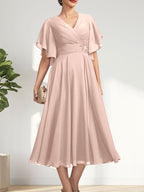 A-Linien-Chiffonkleid mit V-Ausschnitt, Teelänge und plissierter Perlenstickerei für die Mutter der Braut