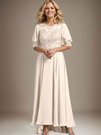 A-Linien-Kleid mit asymmetrischem Chiffon-Spitzenausschnitt und Perlenstickerei für die Mutter der Braut. 
