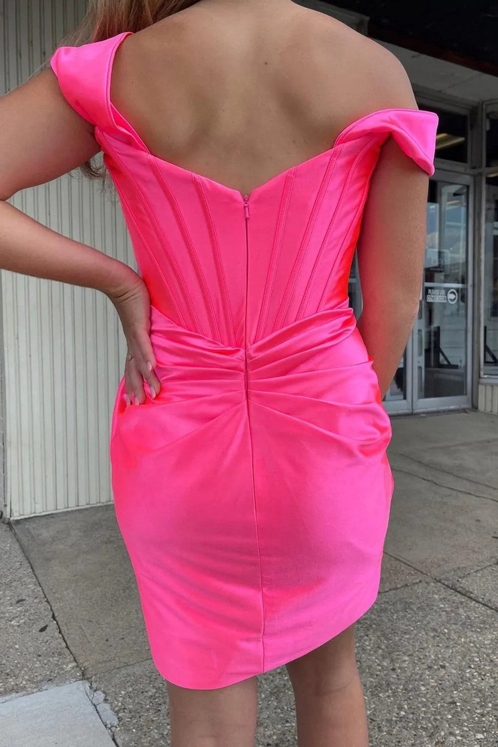 Enges schulterfreies, türkisfarbenes Homecoming-Kleid mit Raffung