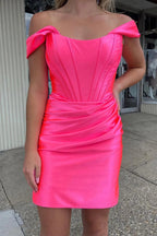 Enges schulterfreies, türkisfarbenes Homecoming-Kleid mit Raffung