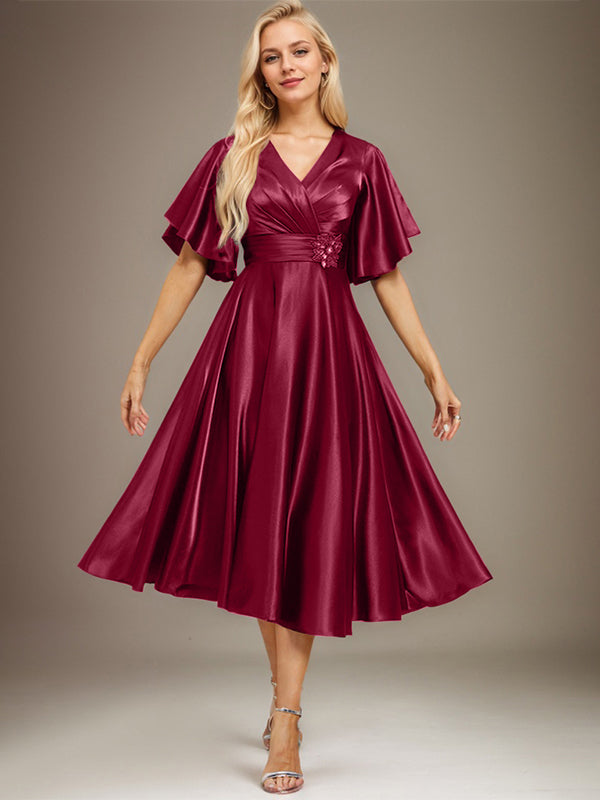 A-Linien-Kleid aus Stretch-Satin mit V-Ausschnitt, Teelänge, Perlenstickerei und Falten für die Mutter der Braut 