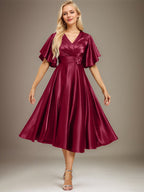 A-Linien-Kleid aus Stretch-Satin mit V-Ausschnitt, Teelänge, Perlenstickerei und Falten für die Mutter der Braut 
