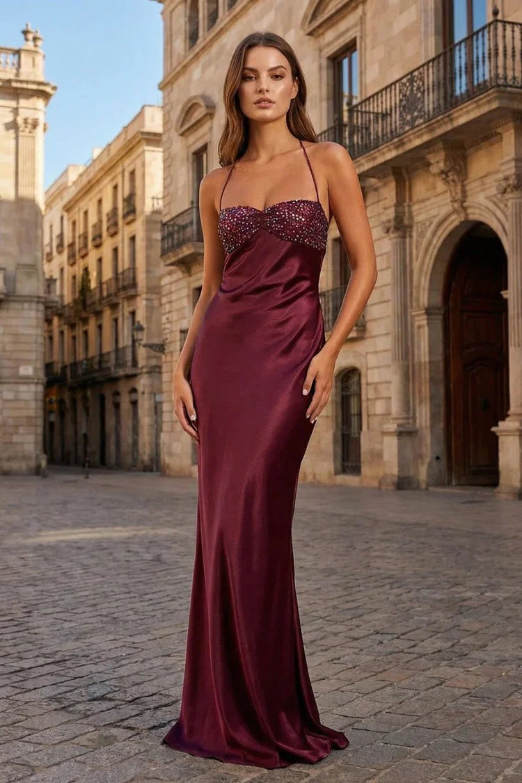Vestidos de fiesta de satén color burdeos con escote halter, cuentas y espalda con cordones