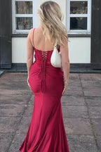 Satin Meerjungfrau-Abendkleid mit V-Ausschnitt, Spaghettiträgern und plissiertem langen Rock