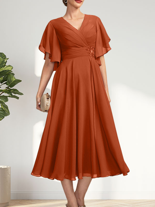 A-Linien-Chiffonkleid mit V-Ausschnitt, Teelänge und plissierter Perlenstickerei für die Mutter der Braut
