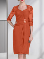 Etuikleid/Säulenkleid mit Herzausschnitt, knielang, aus Chiffon für die Mutter der Braut mit Perlenapplikationen, Spitze, Pailletten und Falten