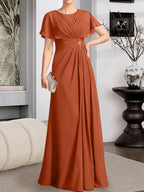 A-Linien-Kleid aus Chiffon mit Rundhalsausschnitt und bodenlanger Verarbeitung, verziert mit plissierten Perlen.