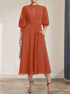A-Linien-Kleid aus Chiffon mit hohem Kragen, Teelänge und Spitze für die Mutter der Braut, verziert mit einer Schleife