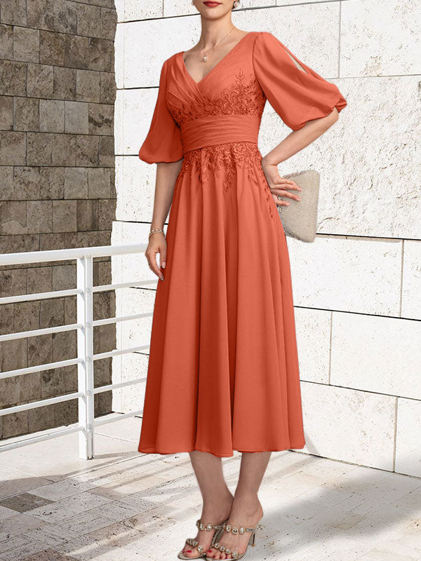A-Linien-Kleid aus Chiffon mit V-Ausschnitt und Teelänge für die Mutter der Braut mit Falten