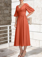 A-Linien-Kleid aus Chiffon mit V-Ausschnitt und Teelänge für die Mutter der Braut mit Falten