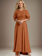 A-Linien-Kleid mit asymmetrischem Chiffon-Spitzenausschnitt und Perlenstickerei für die Mutter der Braut. 