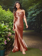 Elegantes Meerjungfrauen-Abendkleid mit einem schulterfreien Oberteil und Schlitz