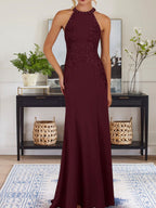 Vestido largo de madre de la novia con cuello halter y apliques en azul polvoriento