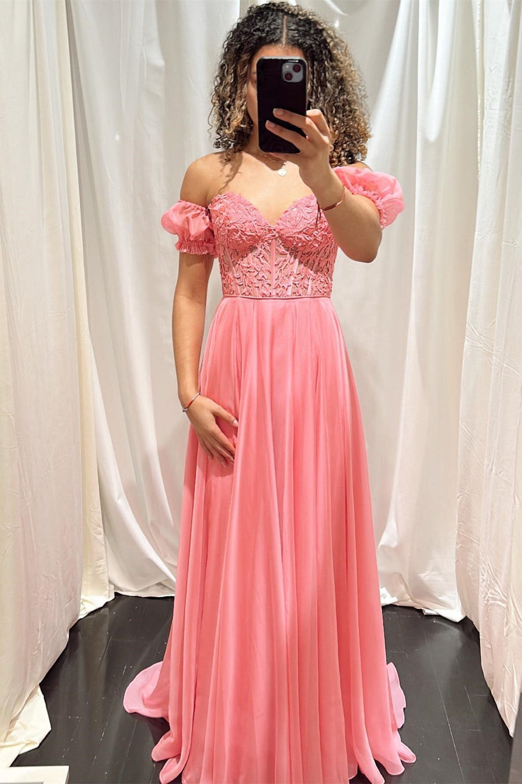 Schulterfreies, A-Linien-Abendkleid aus Chiffon mit Applikationen und Schnürung 