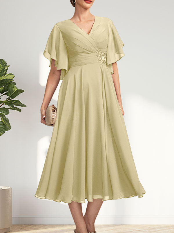 A-Linien-Chiffonkleid mit V-Ausschnitt, Teelänge und plissierter Perlenstickerei für die Mutter der Braut