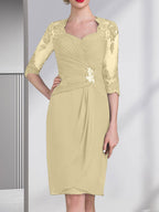Etuikleid/Säulenkleid mit Herzausschnitt, knielang, aus Chiffon für die Mutter der Braut mit Perlenapplikationen, Spitze, Pailletten und Falten