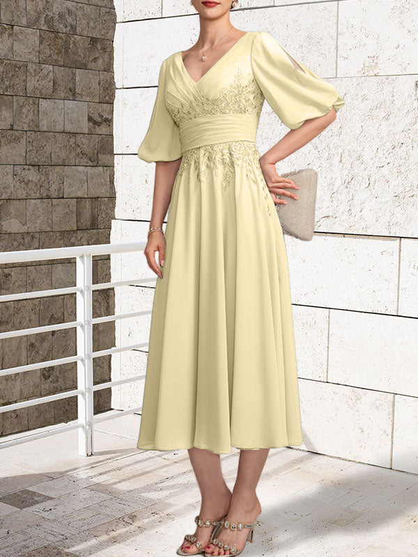 A-Linien-Kleid aus Chiffon mit V-Ausschnitt und Teelänge für die Mutter der Braut mit Falten