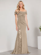 A-Linien-Kleid mit schulterfreiem bodenlangem Schnitt, Applikationen, Perlenstickerei, Meerjungfrauen-Stil und hohem Beinschlitz – perfekt für die Mutter der Braut. 