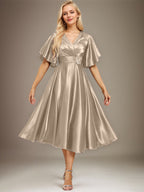 A-Linien-Kleid aus Stretch-Satin mit V-Ausschnitt, Teelänge, Perlenstickerei und Falten für die Mutter der Braut 