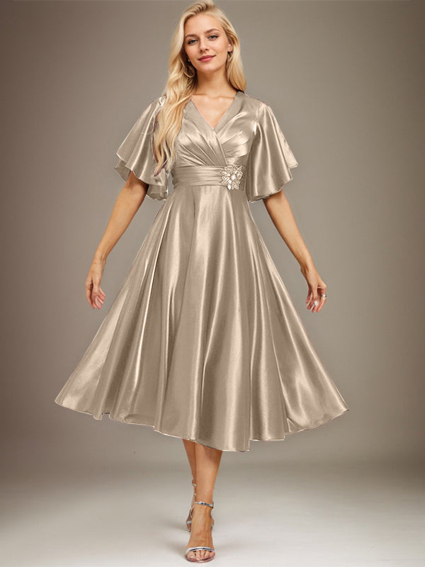 Vestido de madre de la novia de satén elástico con escote en V, largo hasta la rodilla, con cuentas y pliegues 