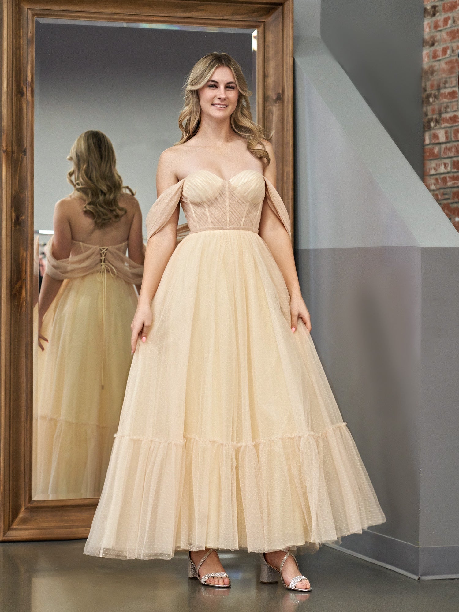 Vestido de fiesta de tul color champán con escote en forma de corazón y longitud hasta la rodilla