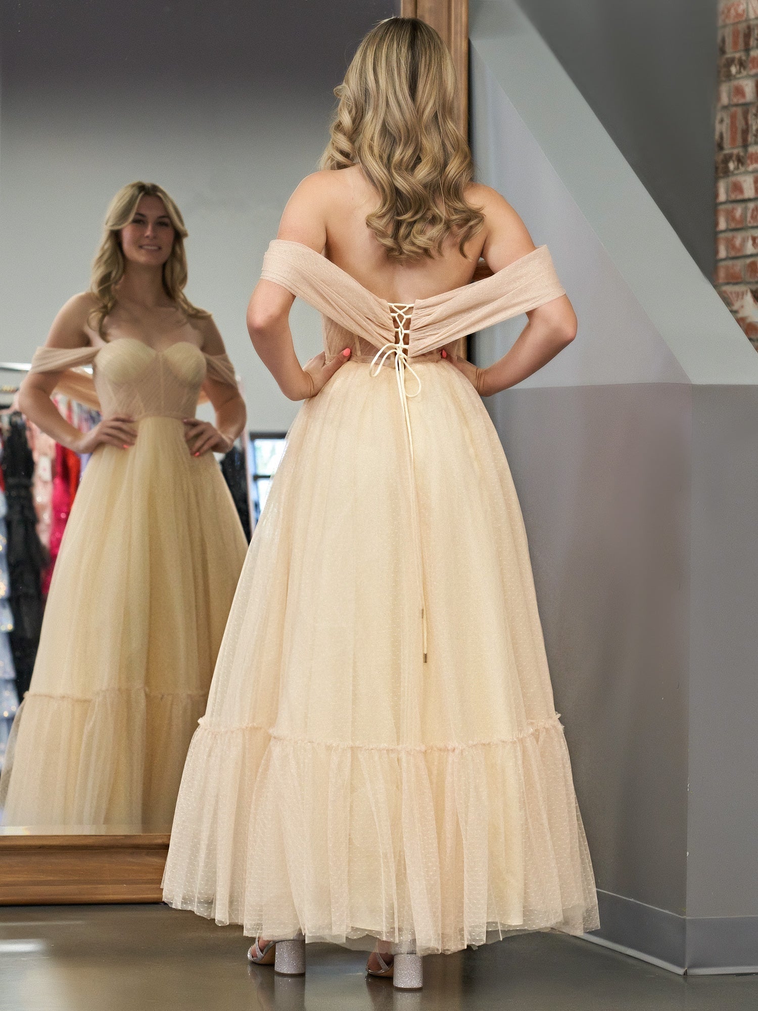 Vestido de fiesta de tul color champán con escote en forma de corazón y longitud hasta la rodilla