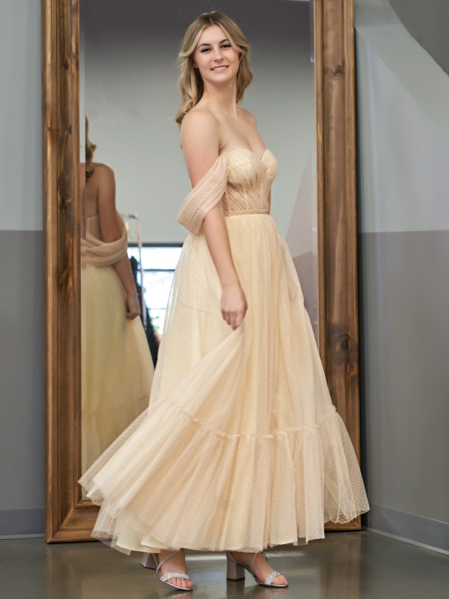 Vestido de fiesta de tul color champán con escote en forma de corazón y longitud hasta la rodilla