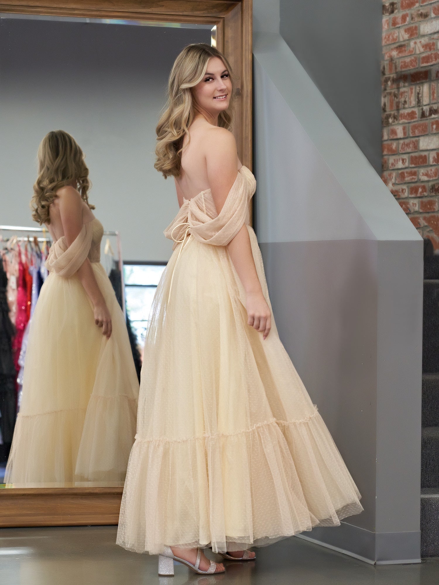Vestido de fiesta de tul color champán con escote en forma de corazón y longitud hasta la rodilla