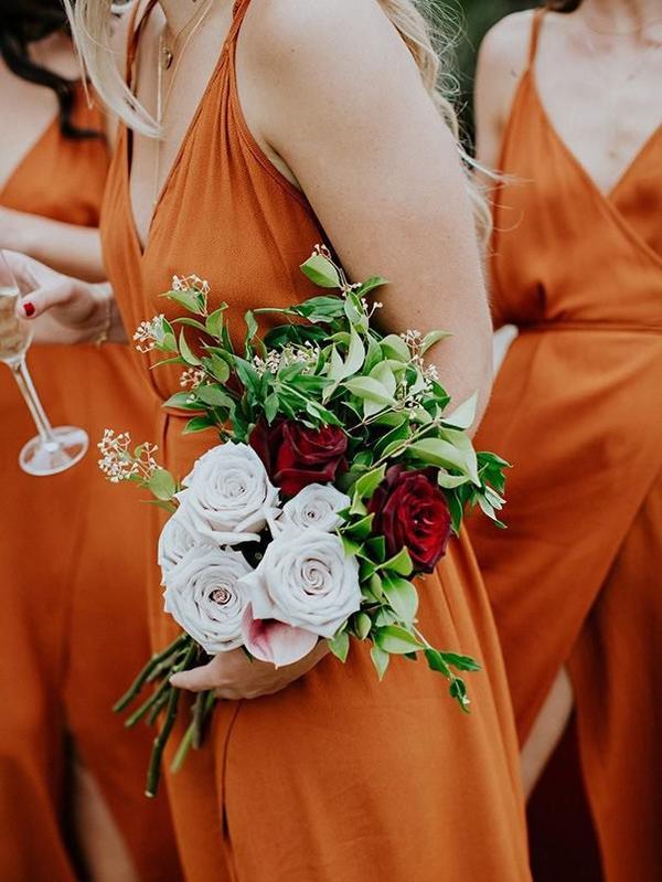 Encantadores vestidos de dama de honor de corte A con tirantes finos y abertura