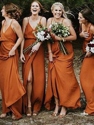 Encantadores vestidos de dama de honor de corte A con tirantes finos y abertura