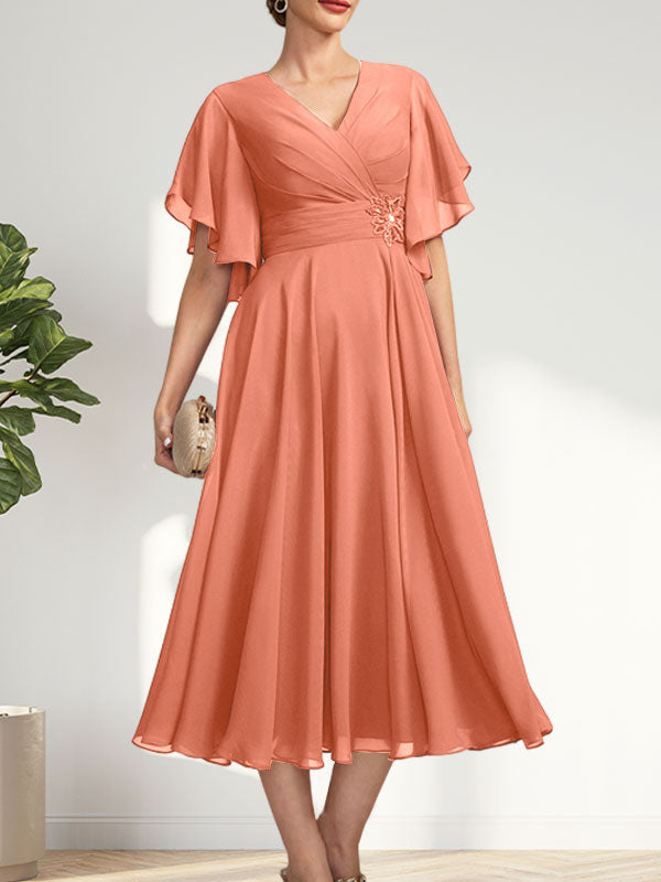 A-Linien-Chiffonkleid mit V-Ausschnitt, Teelänge und plissierter Perlenstickerei für die Mutter der Braut