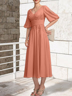 A-Linien-Kleid aus Chiffon mit V-Ausschnitt und Teelänge für die Mutter der Braut mit Falten
