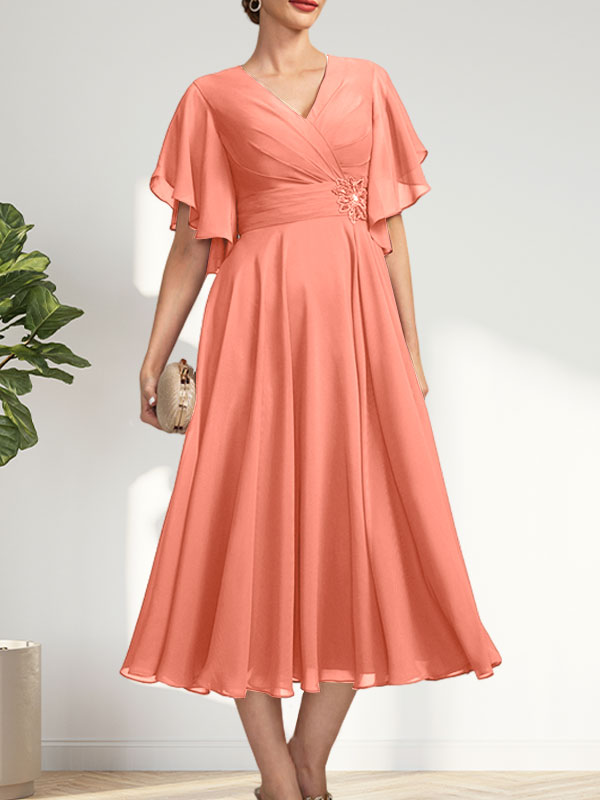 A-Linien-Chiffonkleid mit V-Ausschnitt, Teelänge und plissierter Perlenstickerei für die Mutter der Braut