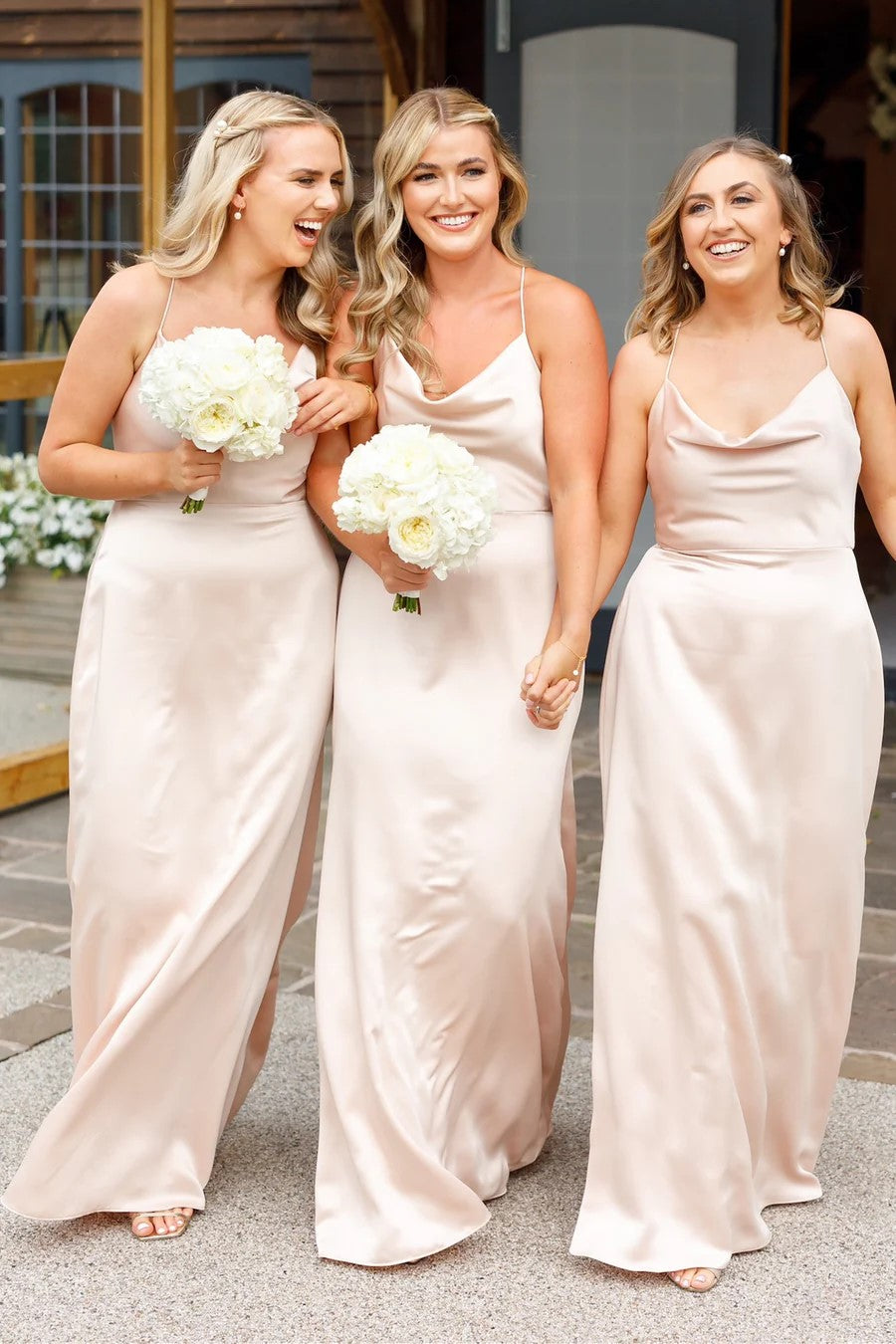 Vestido de dama de honor color champán con tirantes finos y cuello vuelto