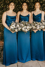 Vestido de dama de honor color champán con tirantes finos y cuello vuelto