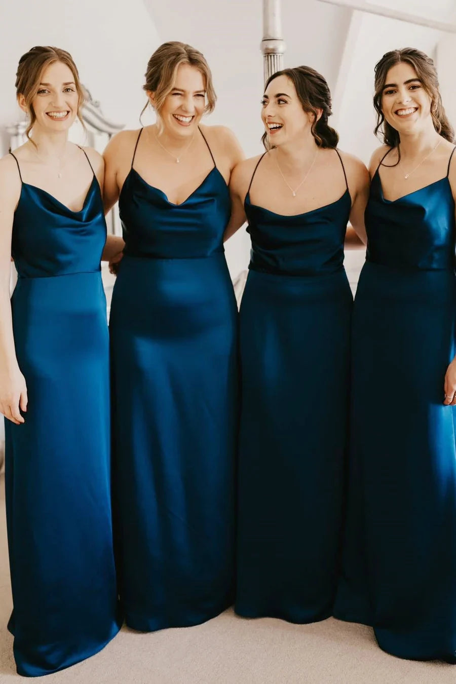 Vestido de dama de honor color champán con tirantes finos y cuello vuelto