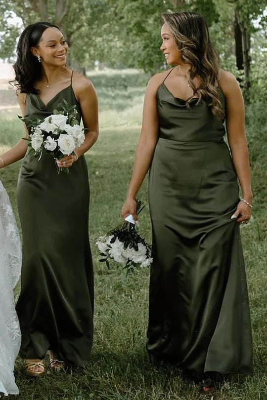 Vestido de dama de honor color champán con tirantes finos y cuello vuelto